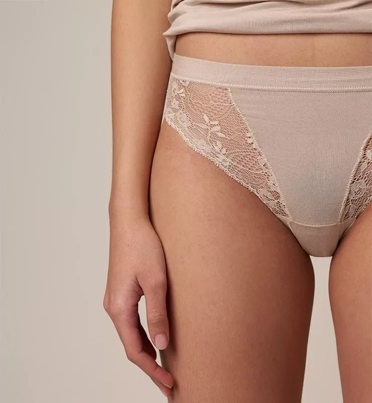 Briefs in natural fabric and biodegradable lace