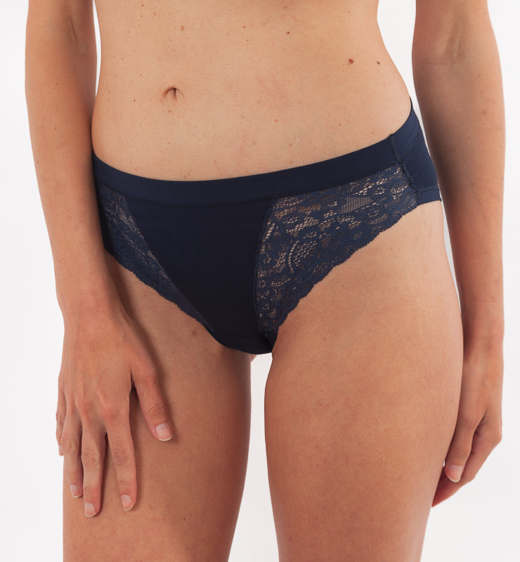 Briefs in natural fabric and biodegradable lace
